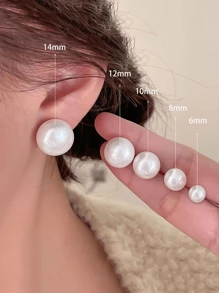 1 对简约优雅的高光泽珍珠耳钉，适合耳洞，百搭，适合日常佩戴