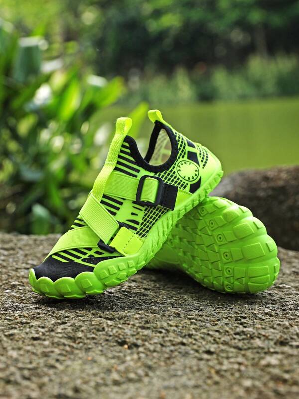 1pair Boys' Quick-Drying Athletic Swim Shoes, With Drainage Holes, Elastic Geometric Patterned Breathable Mesh, Slip-Resistant Low-Top Youth Beach Water Shoes