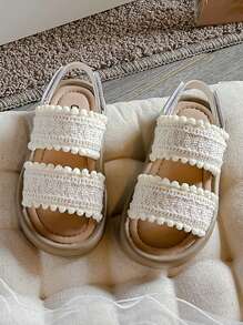 1 Pair Of Summer Promotion Pearl White Girls Wear Slippers Comfortable Soft Simple Brown Thick Soled Girls 3-12 Year Old Sandals Suitable For Indoor And Outdoor Performance Hairball Decoration Double Strap Strap Design Flip-Flops