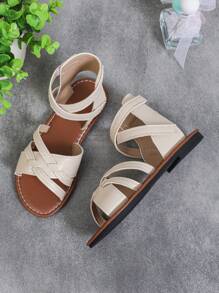 1對女童大尺寸羅馬涼鞋 - 米色，實色皮革和交叉帶掛鉤環，封閉式鞋頭和平底鞋，輕便、時尚、可愛，適合3-12歲女童夏季休閒、假日及沙灘派對穿著