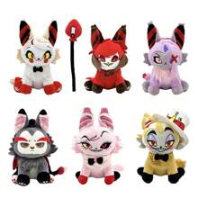 Diferentes muñecos de peluche de gatos bicolores y coloridos con moño