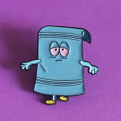 Broche de figura de toalla azul linda con abrigo rojo, pasador de solapa de niña pequeña de dibujos animados humorísticos, chaqueta de mezclilla de moda, mochila, gorra y insignia de metal, para amantes de la animación humorística, ropa y accesorios elegantes, regalo, pasador de ropa, dije de bolso, útiles escolares KPOP, accesorios de oficina, camisas, joyería, accesorios de otoño-invierno, ropa, regalos divertidos para maestros, regalos para hombres, pasadores de bolso