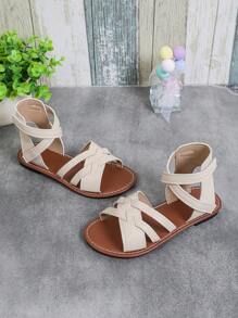 1對女童大尺寸羅馬涼鞋 - 米色，實色皮革和交叉帶掛鉤環，封閉式鞋頭和平底鞋，輕便、時尚、可愛，適合3-12歲女童夏季休閒、假日及沙灘派對穿著