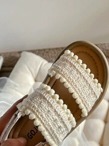 1 Pair Of Summer Promotion Pearl White Girls Wear Slippers Comfortable Soft Simple Brown Thick Soled Girls 3-12 Year Old Sandals Suitable For Indoor And Outdoor Performance Hairball Decoration Double Strap Strap Design Flip-Flops