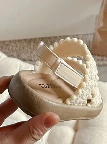 1 Pair Of Summer Promotion Pearl White Girls Wear Slippers Comfortable Soft Simple Brown Thick Soled Girls 3-12 Year Old Sandals Suitable For Indoor And Outdoor Performance Hairball Decoration Double Strap Strap Design Flip-Flops