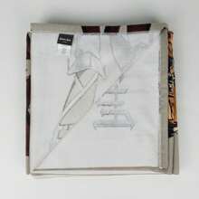 Netflix 进击的巨人 高级超细纤维毛巾 - 轻盈吸水，细节设计灵感源自《进击的巨人》。非常适合日常使用，无论是在海滩、泳池还是浴室。高品质耐用，夏季旅行、度假浴室装饰，海滩必备