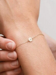 1 Stück minimalistisches Armband mit dünnem Kettchen, rundem Plättchen und 26 Buchstaben des Alphabets, geeignet für den täglichen Gebrauch von Frauen - Gold - Übersicht 3