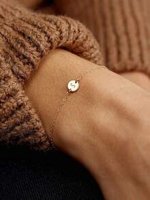 1 Stück minimalistisches Armband mit dünnem Kettchen, rundem Plättchen und 26 Buchstaben des Alphabets, geeignet für den täglichen Gebrauch von Frauen - Gold - Übersicht 9