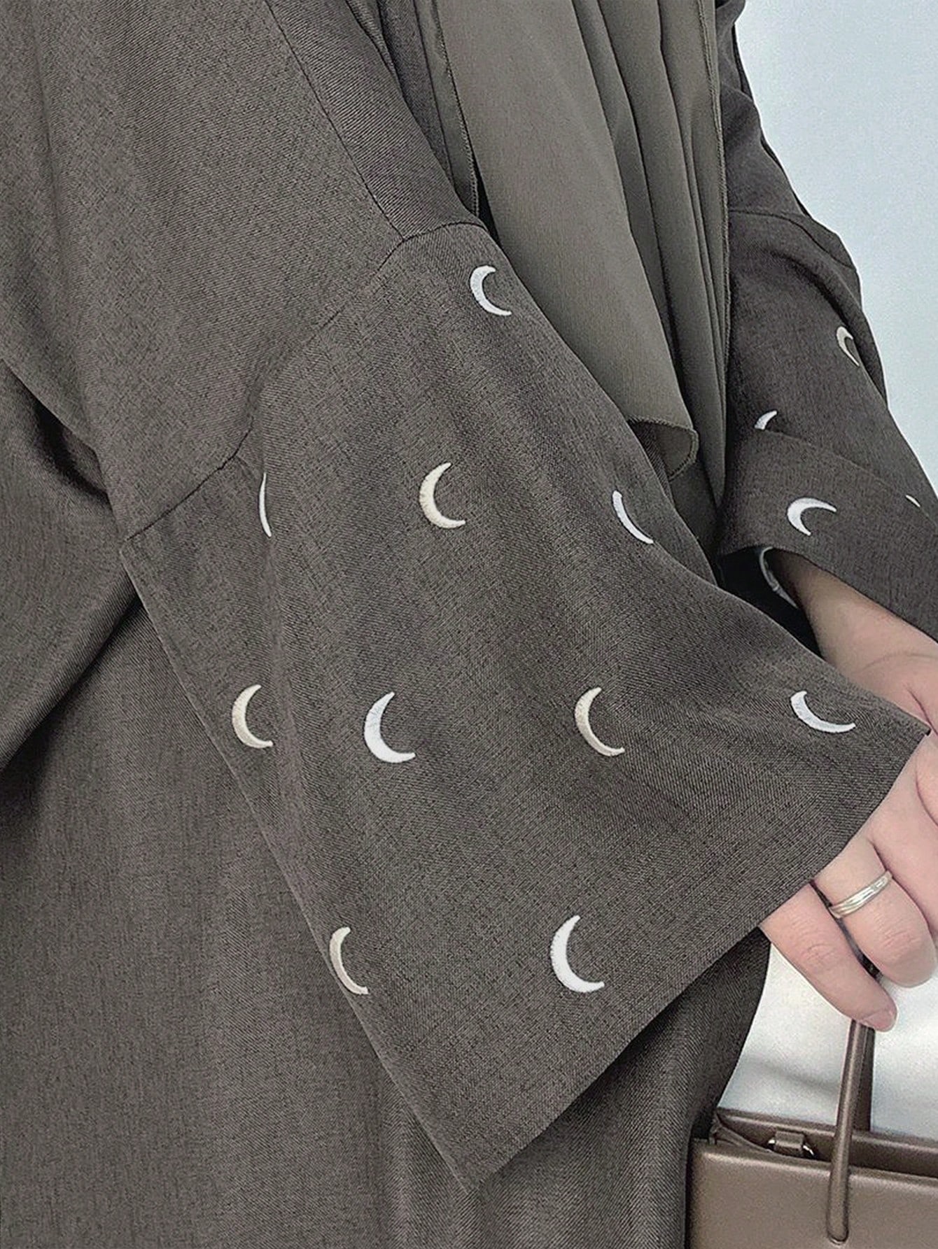 فستان عباية طويلة بأكمام طويلة محتشم بطرز القمر