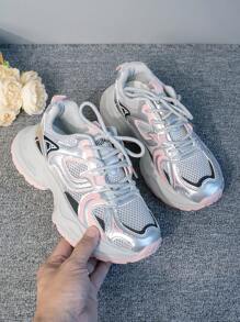 Nuevas zapatillas deportivas de malla transpirable y hueca para el verano 2025, zapatillas deportivas con suela gruesa de moda para mujer, estilo callejero