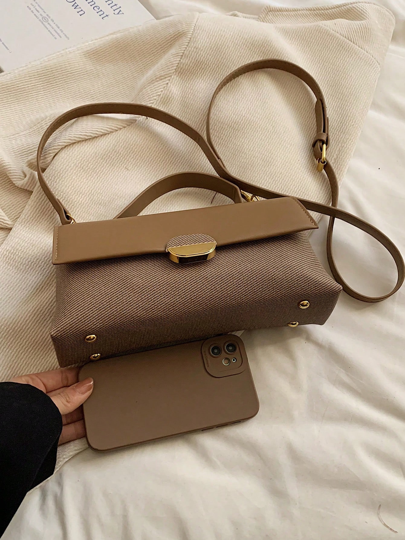 حقيبة كتف نسائية عصرية فريدة من نوعها بتصميم لوني...