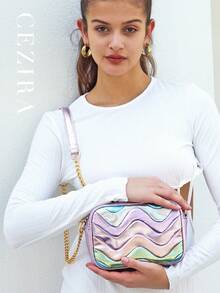 CEZIRA Bolso de hombro de PU metalizado y de lujo para mujeres y adolescentes, con cierre de cremallera, cadena cuadrada de metal y diseño de rayas de ola de color, perfecto para uso diario, citas y vacaciones. Elegante y colorido bolso de mano para mujer. - Multicolor - Ver 2
