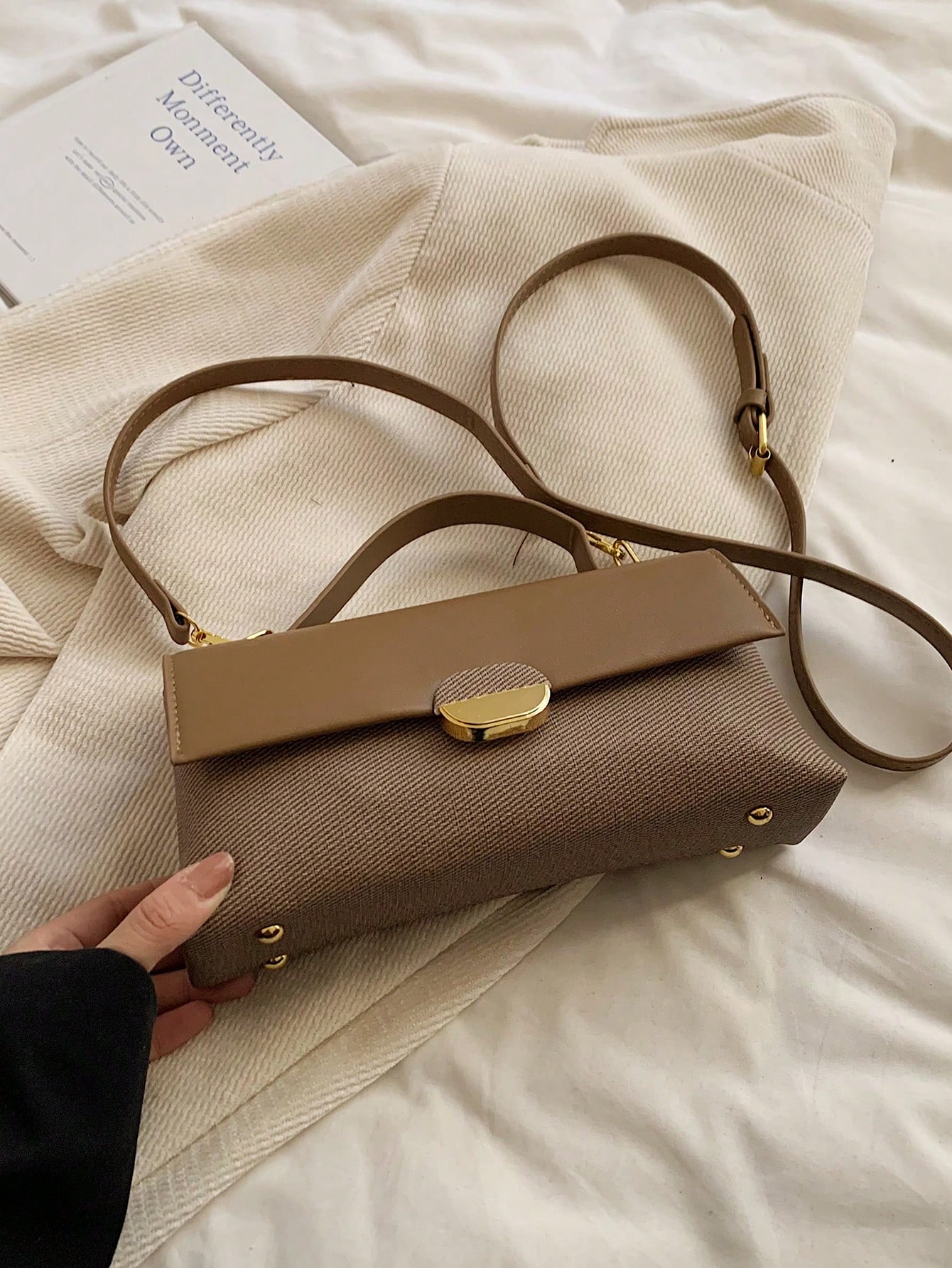 حقيبة كتف نسائية عصرية فريدة من نوعها بتصميم لوني...