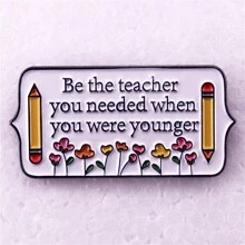 Fii profesorul de care aveai nevoie când erai mai tânăr, broșă emailată drăguță cu desene animate, broșe decorative personalizate, ornamente, insigne pentru geantă de rever, bijuterii, cadouri, broșă, accesorii pentru rochii, broșă pentru haine, farmec pentru geantă, rucsac pentru școală, accesorii pentru birou, cămăși, jachetă, Crăciun, Halloween