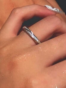 1 件 925 纯银镀铂金莫比乌斯戒指，奢华全密镶钻石纹理，适合送礼、约会、派对、女士日常佩戴