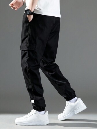 1 件男士宽松黑色工装裤，夏季款式，卷边下摆，时尚百搭青少年运动长裤