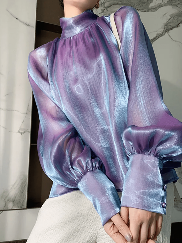 Elegante y elegante camisa vintage con cuello alto, mangas abullonadas, mangas largas y corbata