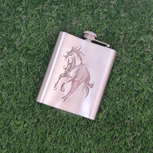 CANTIL DE BOLSO PARA BEBIDAS CAPACIDADE 7oZ/210ML EM METAL PERSONALIZADO A LASER TEMA: CAVALO ÓTIMA QUALIDADE ACOMPANHA CAIXA NOVIDADE IDÉIAS DE PRESENTE PROMOÇÃO - Prata - Visão 5