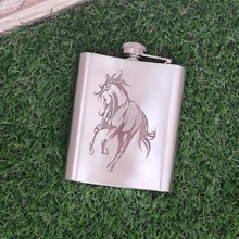 CANTIL DE BOLSO PARA BEBIDAS CAPACIDADE 7oZ/210ML EM METAL PERSONALIZADO A LASER TEMA: CAVALO ÓTIMA QUALIDADE ACOMPANHA CAIXA NOVIDADE IDÉIAS DE PRESENTE PROMOÇÃO - Prata - Visão 6