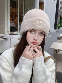 1頂女士冬季針織帽，帶耳暖和刺繡字母圖案，適用於日常穿著和戶外