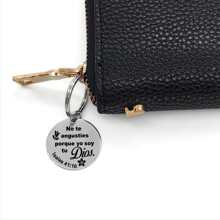 1 pieza Llavero de coche con grabado de escritura española y flores, regalo JW, llavero con cita "No te preocupes, yo soy tu Dios", llavero impermeable para llaves de coche o billetera, para regalo de cumpleaños/Navidad, accesorio de coche, dije para bolso, accesorios escolares, accesorios góticos y Y2K, accesorios para bolso, cordones con portaidentificación