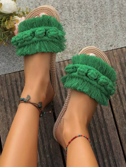 Sandali piatti verdi alla moda con nappine per donne, ciabatte senza lacci alla moda per donne scarpe estive casual da spiaggia