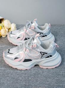 Nuevas zapatillas deportivas de malla transpirable y hueca para el verano 2025, zapatillas deportivas con suela gruesa de moda para mujer, estilo callejero