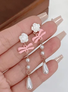 一对优雅的粉色蝴蝶结和白色花朵耳钉，配有仿珍珠吊坠，适合女性和女孩在派对和情人节佩戴。 - 粉色 - 查看 2