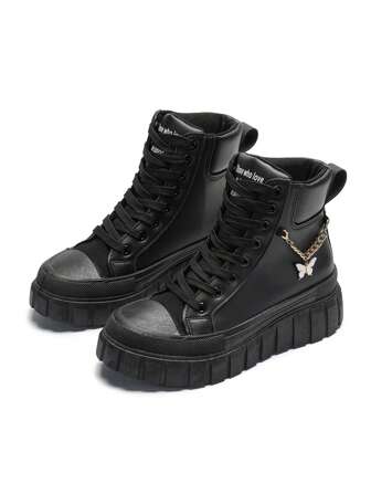 Bottes à lacets noires avec plateforme et semelle épaisse, à la cheville, avec fermeture éclair argentée et décor métallique. Polyvalentes, mode casual, bottes moto outdoor pour femmes, toutes saisons