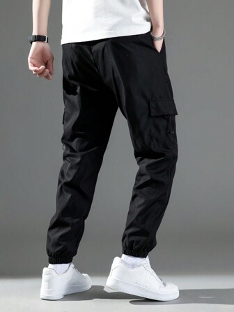 1 pieza Pantalón cargo negro de corte holgado para hombres, estilo veraniego con bajo con dobladillo, pantalón deportivo elegante y versátil para adolescentes