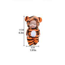 迷你重生婴儿娃娃/逼真的硅胶娃娃，用于安抚儿童，随机颜色/款式配件，适合女孩、男孩、幼儿和儿童，非常适合幼儿园毕业、圣诞节和生日礼物 - 彩色 - 查看 3