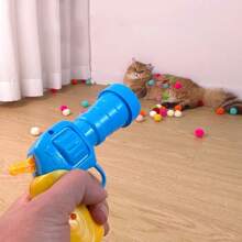 1 套猫咪互动玩具，包括柔软毛绒球发射器和羽毛逗猫棒