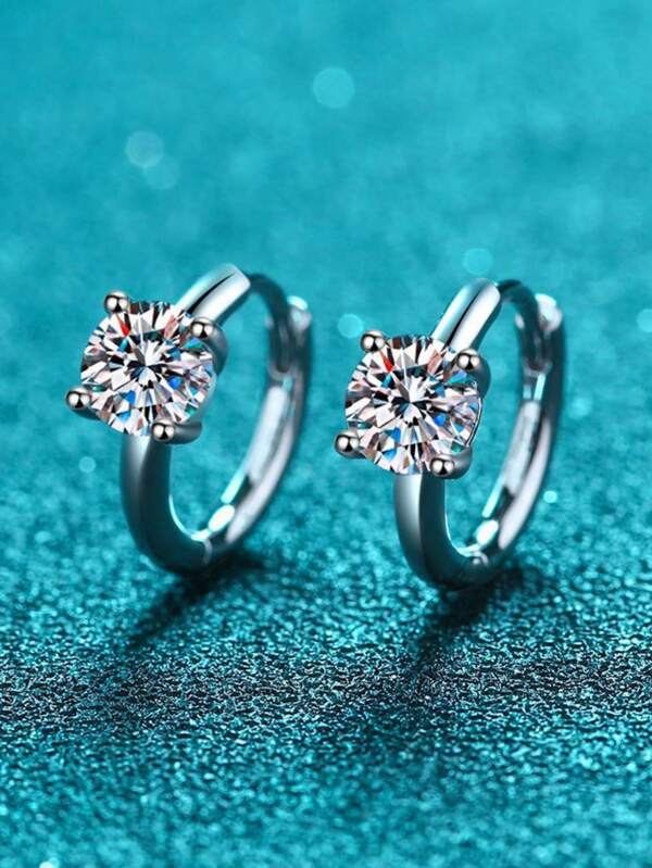 1 Pair 1 Carat D Color, VVS Clarity Moissanite Stud Earrings In 925 Sterling Silver With White Gold Plating. Suitable For Women As Engagement, Wedding, Friendship Gifts, Wear For Formal Parties, Daily Commute, Holidays. S925 Hypoallergenic, Handcrafted, Fashionable, Elegant, Minimalist Design, Great For Workplace And Gala Events. Perfect Gift For Best Friend.
