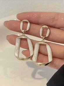 1 Pair Of Elegant Asymmetrical Geometric Square Earrings, Long And Flexible Pearlescent White Glazed Resin Inlaid Square Dangle Earrings, High-End Chic Earrings Suitable For Women Everyday Wear - White - View 3