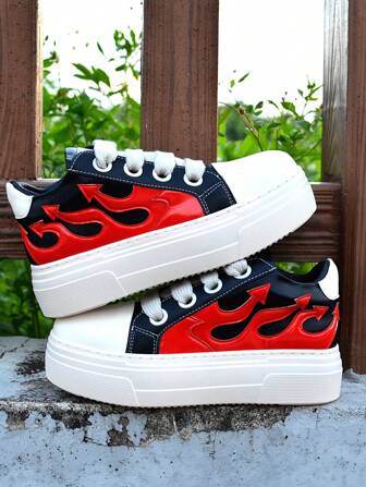 Zapatos deportivos negros informales para hombre con diseño de llamas rojas con cordones, plataforma plana, zapatos de moda con diseño de fuego bordado, zapatillas planas para mujer, zapatillas rockeras de motocicleta