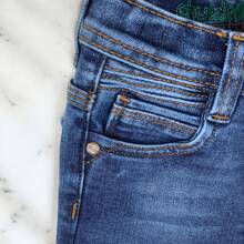 CHUEKITOS. Pantalón de mezclilla para niño en corte Slim, con ajustador en la cintura, bordado interior, tela suave - Azul lavado oscuro - Ver 10