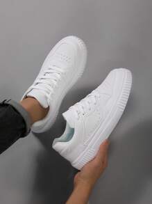 Scarpe da skate da uomo allaperto traspiranti in basso con lacci, bianche, leggere, versatili, stile campus, scarpe sportive alla moda