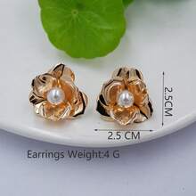 1 par Brincos com Formato de Flor Metálica com Design Exagerado em 3D e Enfeite de Falsa Pérola para Uso Diário e em Férias