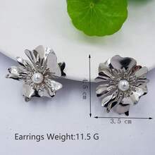 1 par Brincos com Formato de Flor Metálica com Design Exagerado em 3D e Enfeite de Falsa Pérola para Uso Diário e em Férias