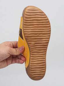 Giày sandal đế dày đế xuồng đế xuồng đế dày thời trang Cross-Border cỡ lớn 36-45 có khóa kim loại màu vàng đa năng cho nữ, phù hợp cho mục đích sử dụng hàng ngày, đi biển, đi nghỉ, nhẹ, thoải mái - Màu vàng - Xem 7