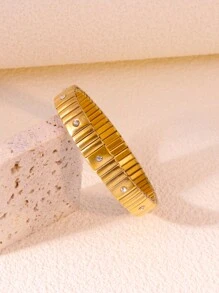 一款精緻時尚的不銹鋼鑽石手鍊，適合女性日常佩戴