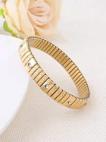 一款精緻時尚的不銹鋼鑽石手鍊，適合女性日常佩戴