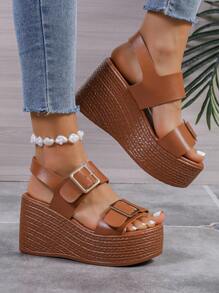 Nuovi sandali alla moda marroni con tacco alto, plateau, punta aperta, fondo antiscivolo e zeppa alta, perfetti per gli outfit estivi