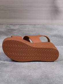 Nuovi sandali alla moda marroni con tacco alto, plateau, punta aperta, fondo antiscivolo e zeppa alta, perfetti per gli outfit estivi