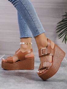 Nuovi sandali alla moda marroni con tacco alto, plateau, punta aperta, fondo antiscivolo e zeppa alta, perfetti per gli outfit estivi