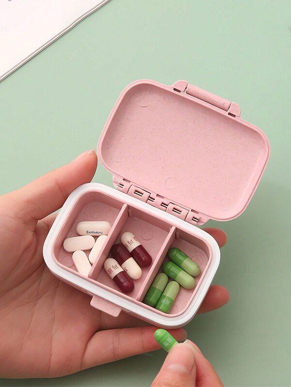 1 pieza Organizador de píldoras portátil de viaje en miniatura, caja de píldoras de 3 compartimentos, recipiente de almacenamiento de píldoras, caja semanal de píldoras, estuche de píldoras para viajes al aire libre, almacenamiento de medicamentos y vitaminas, cabe en el bolsillo o la cartera, organiza de forma segura los medicamentos diarios, a prueba de polvo, a prueba de agua, a prueba de fugas, caja de píldoras reutilizable, almacenamiento de medicamentos de viaje con sello a prueba de fugas, organiza píldoras y pequeños artículos Accesorios de viaje esenciales Accesorios de viaje imprescindibles Vacaciones de playa Verano Vacaciones Accesorios escolares Útiles escolares