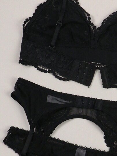 Verleidelijke Kanten Lingerie Set, Including Bra, Garter Belt, Panties, Stockings view 3