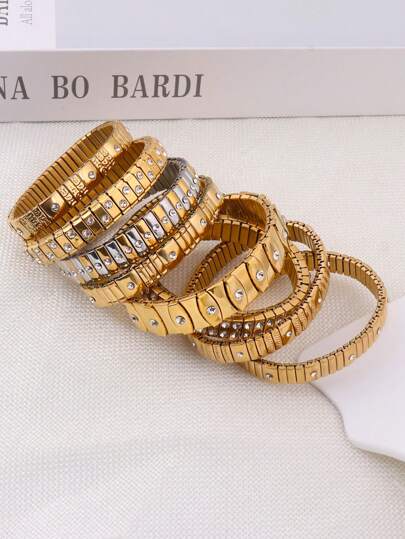 一款精緻時尚的不銹鋼鑽石手鍊，適合女性日常佩戴