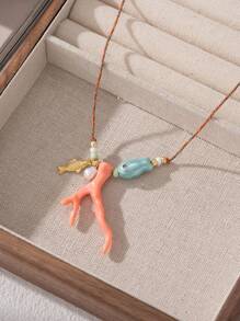 Colar com pingente de coral imitação de design de peixe estilo oceano com corda trançada para mulheres, acessórios de joias para uso diário, viagens e festas (marcas de molde podem existir devido ao artesanato de coral imitação, não é liso)