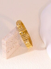 一款精緻時尚的不銹鋼鑽石手鍊，適合女性日常佩戴